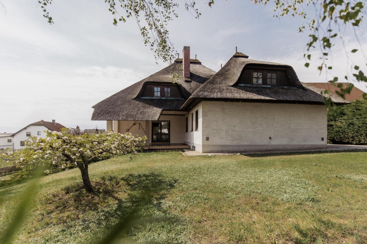 Ferienhaus Schilfvilla Moerbisch Am See Exterior photo
